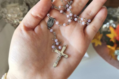 32,00 €  ~ krunica u potpunosti izrađena od nehrđajućeg čelika, s posebno ručno uvijenom svakom iglicom i lancima.  Promjer perlica sa slike 4mm